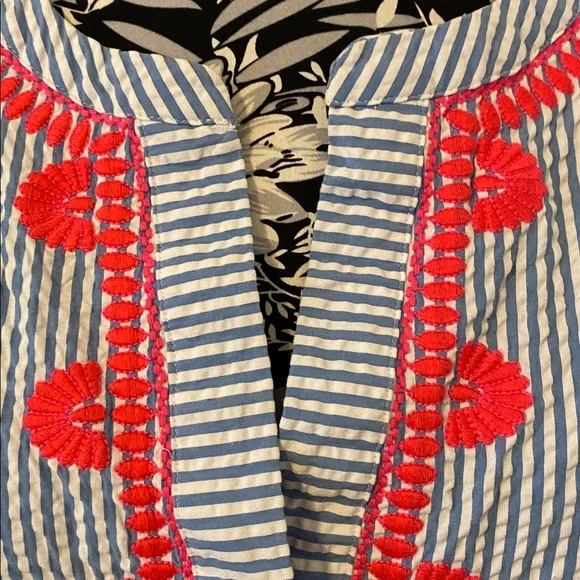 Vineyard Vines Savannah Blue & Pink Coral Embroidered Seersucker popover tunic - Picture 3 of 8